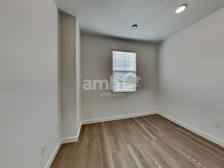 Building Photo - 18492 W Cottontail Ln