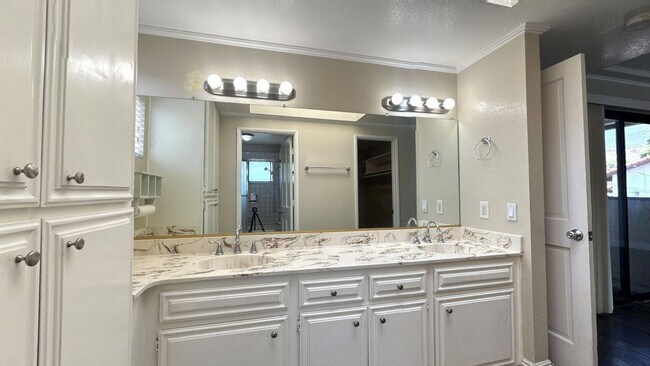 Building Photo - Custom Built 5 Bedroom 3 Bathroom Home in ...