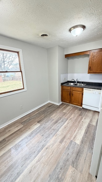 Building Photo - 7800 Heatherview St NW