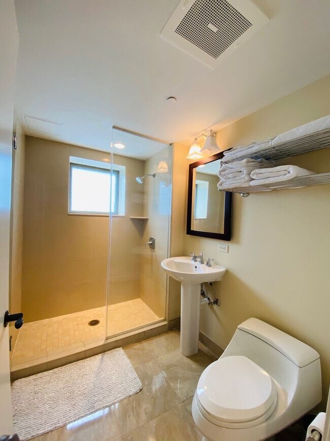 Building Photo - Fully furnished unit at the Watermark!