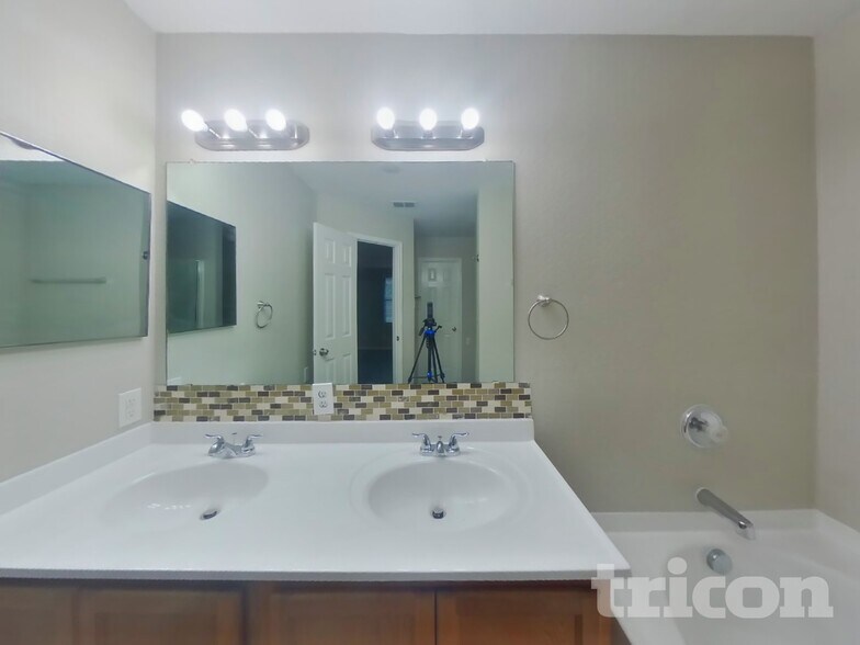 Building Photo - 1405 Englewood Dr