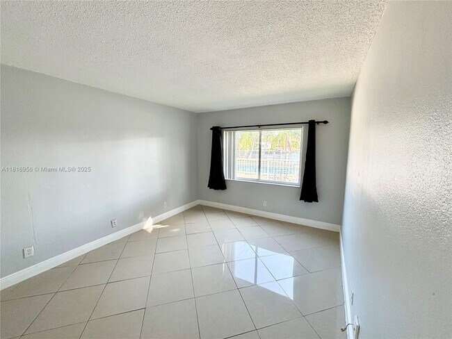 Building Photo - 251 SE 6th Ave