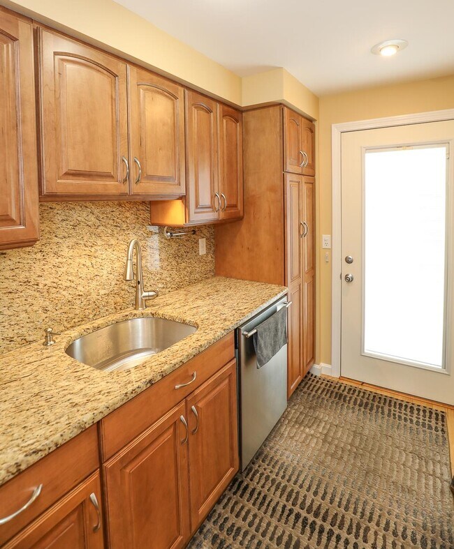 Building Photo - 32 Chapleau Ave