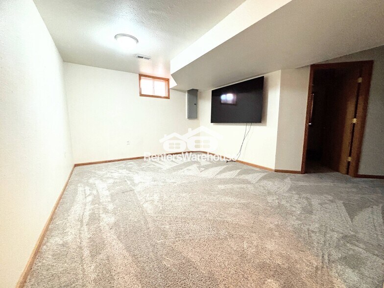 Building Photo - 330 NE Cardinal Ln