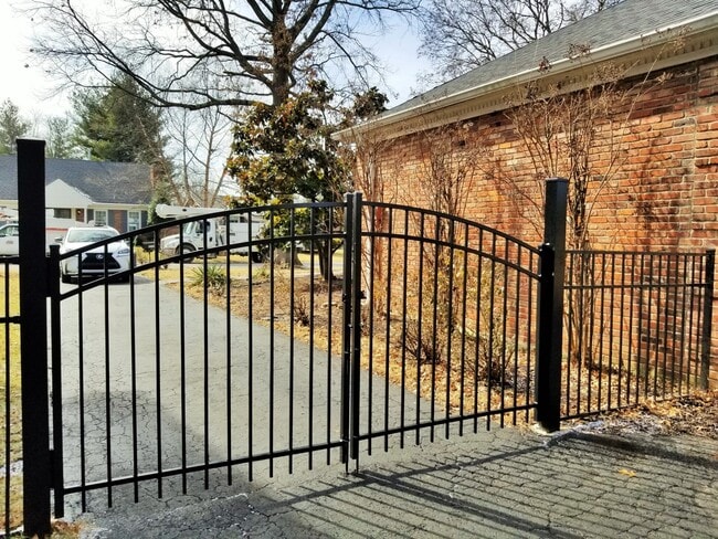 Building Photo - FRESH Paint!  Sprawling, Hurstbourne Ranch with Basement!  3 Bedrooms, 3 Full Baths, Hardwood Flo...