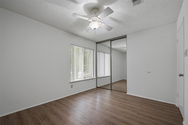 Building Photo - 2387 Crescent Park Dr