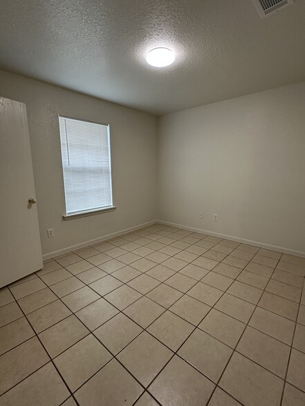 Building Photo - 409 Justin Ln