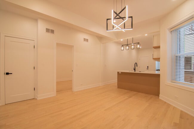 Building Photo - 3720 N Racine Ave