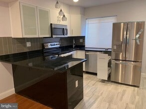 Building Photo - 1000 Mt Vernon St