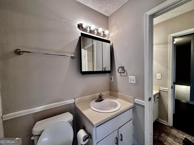 Building Photo - 1060 Falling Water Dr