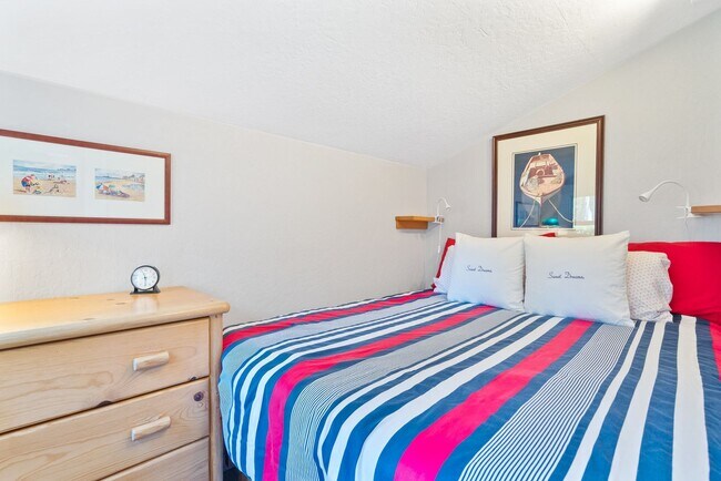 Building Photo - Oceanfront Paradise - 1BR/1BA Monthly Rent...