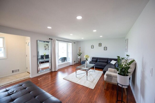 Building Photo - Amazing 3 Bedroom and 2 Full Bath Home For Rent in Greece Available April 1st.