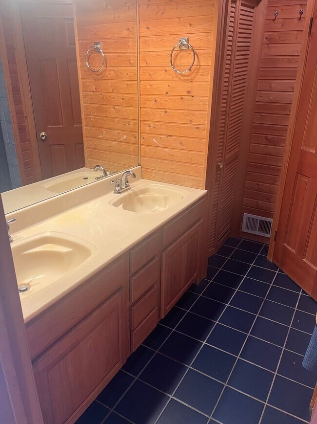 Building Photo - Tri-level 4 bedroom 3 bathroom Rincon Vall...