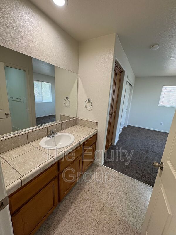 Building Photo - 2106 W Lark Ave