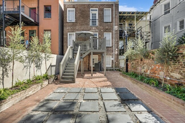 Building Photo - 705 Barnard St