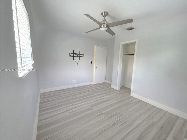 Building Photo - 250 NE 42nd St