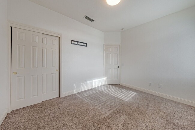 Building Photo - Cozy 3-Bed Sanctuary with 2 Full Baths in Sacramento’s Serene Prairie Dunes