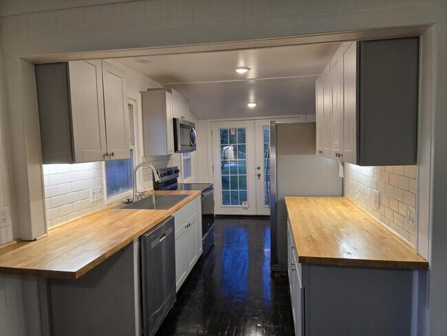 Building Photo - 226 N Maple St