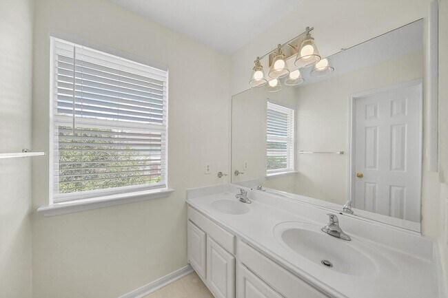 Building Photo - 15322 Vintage Oak Ln