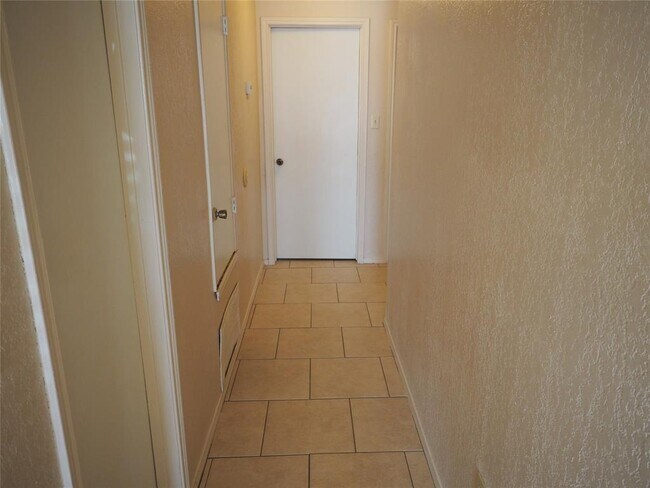 Building Photo - 1403 Hermitage Dr