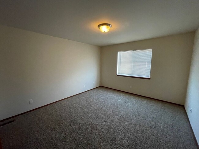 Building Photo - Lovely 3 Bedroom Townhouse in the Heart of Town