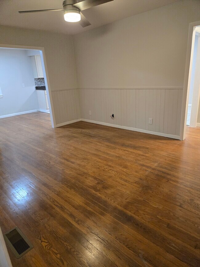 Building Photo - 929 Due W Ave N