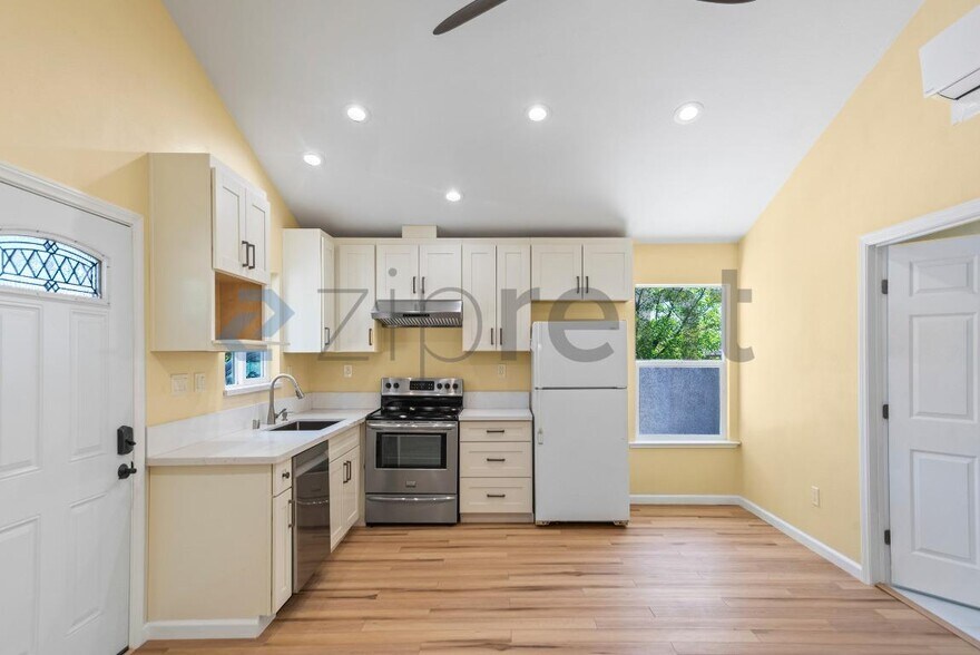 Building Photo - 732 W Edmundson Ave