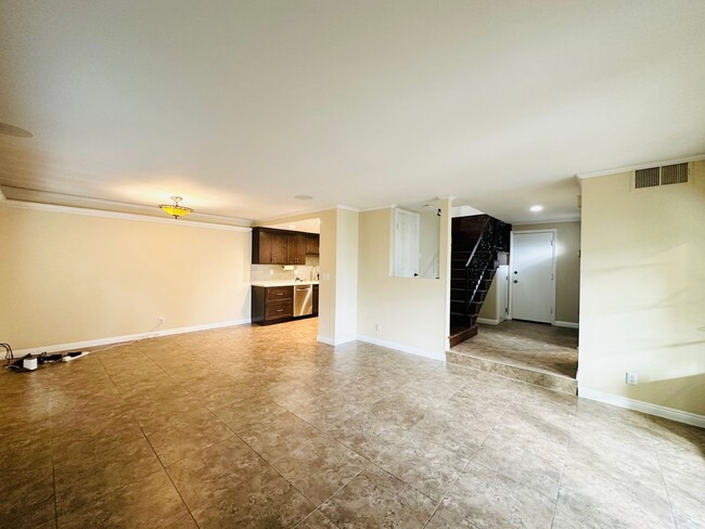 Building Photo - Spacious Townhome with Inviting Large Pati...