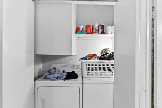 Building Photo - 806 W 24th St