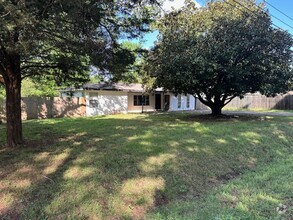 Building Photo - 2/1 With Bonus Room SHOP AND LARGE FENCED...