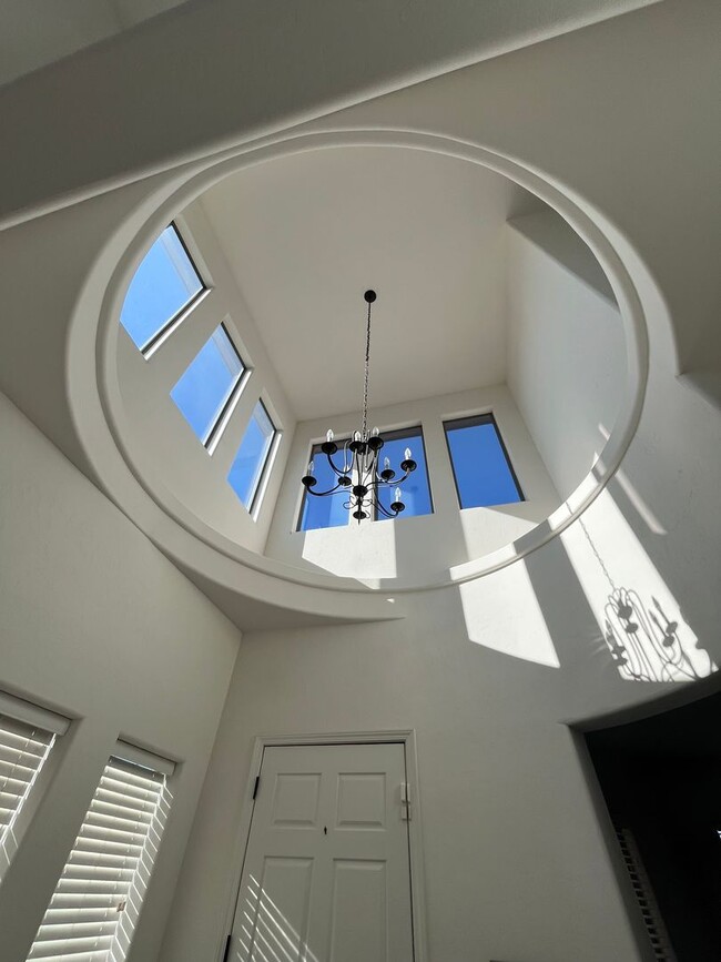 Building Photo - Beautiful