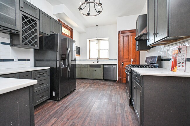 Building Photo - 735 Considine Ave