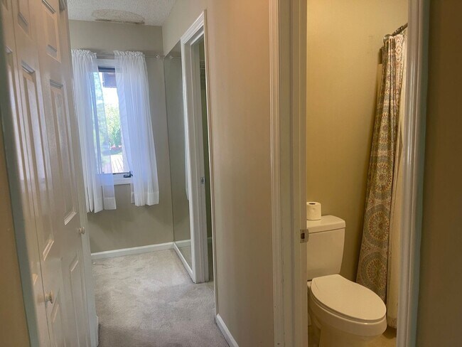 Building Photo - Spacious 2 Bed, 2 Bath Townhouse in Prime Hickory Location – 1,322 Sq. Ft.