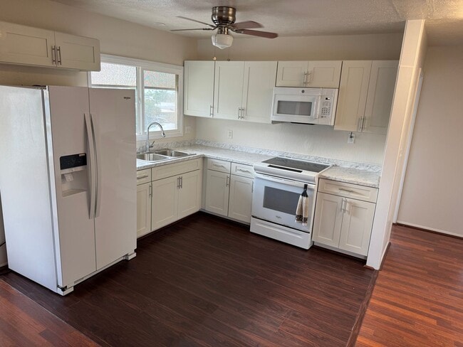 Building Photo - Hawaii Kai, Upstairs duplex, small 3 bedroom, 1 bath newly renovated duplex unit, No pets