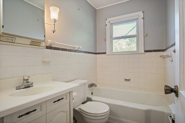 Building Photo - 433 Showalter Dr