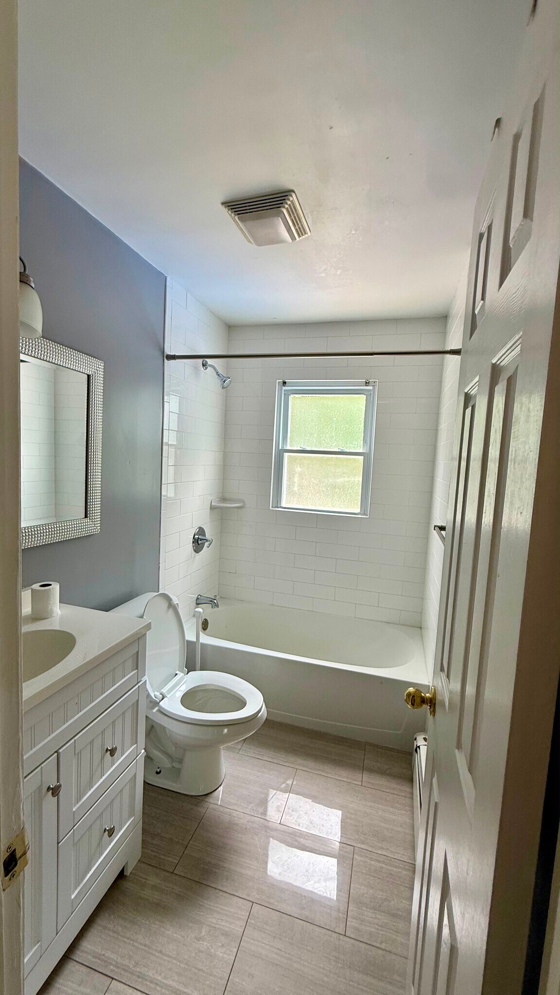 Building Photo - 563 Lakeside Dr