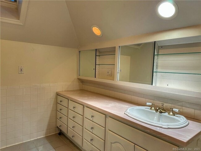 Building Photo - 546 W Taft Ave