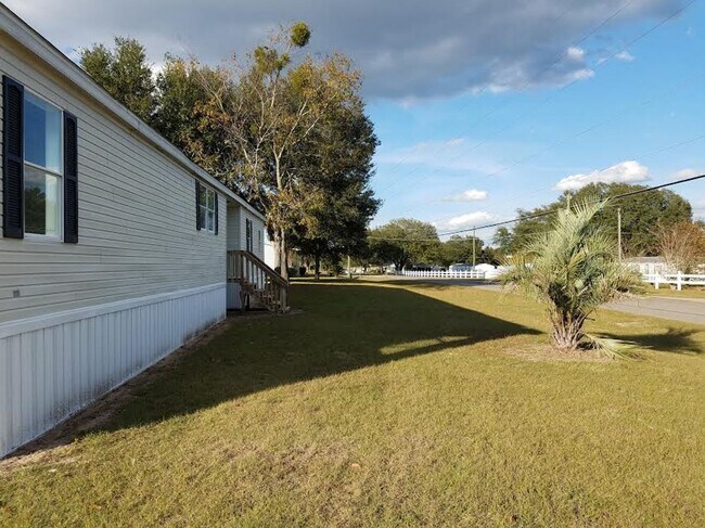 Building Photo - BIG 1,800 sq ft 3 Bedroom, 2 bath + office / den (could be a 4th bedroom)
