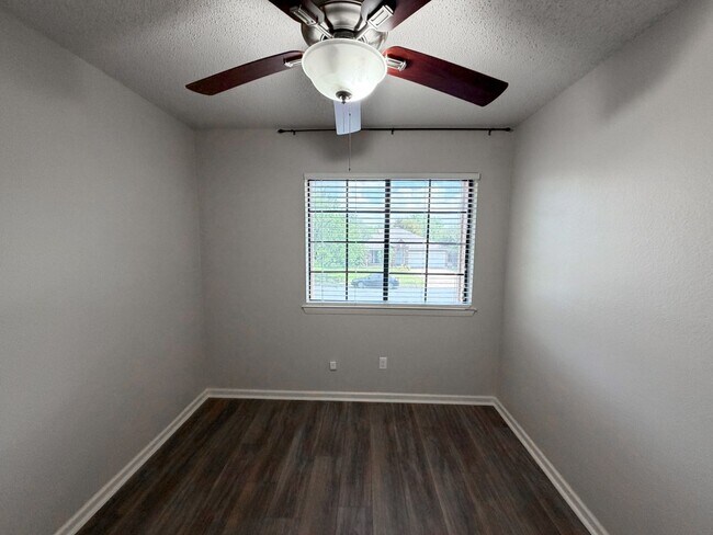 Building Photo - 1009 Markham Ln