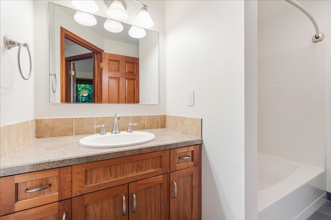 Building Photo - Lovely 3 bedroom, 2.5 bath townhouse with ...