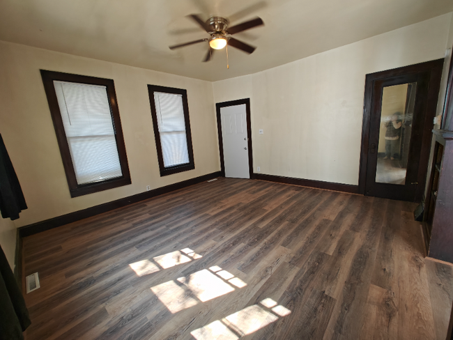 Building Photo - 422 N Maple Ave