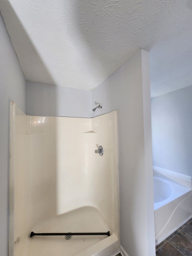 Building Photo - Amazing Move In Ready 4 Bedroom 2.5 Bath H...