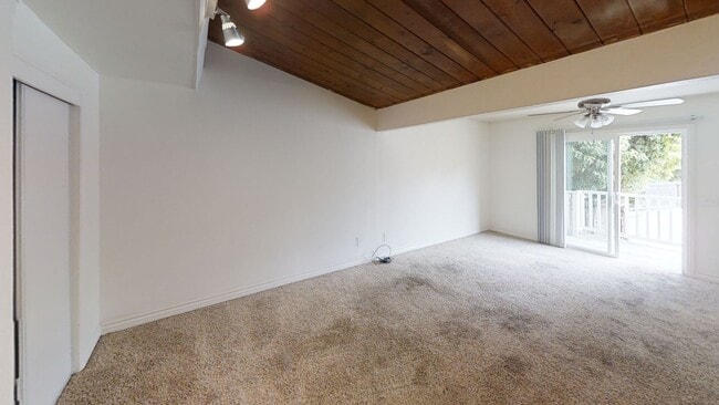Building Photo - Large Bedrooms! 6 Parking Spaces (Lease ou...