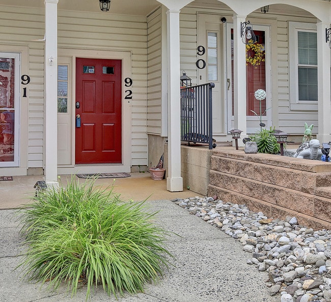 Building Photo - 92 Tulip Ln