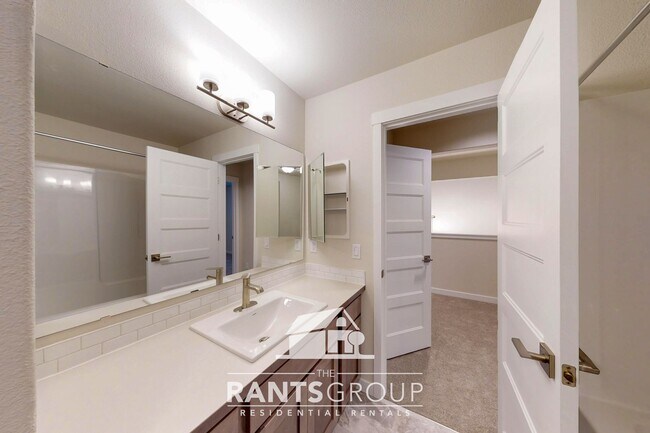 Building Photo - Beautiful Home! Easy JBLM commute!