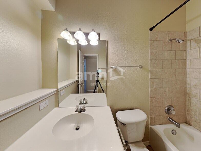 Building Photo - 2850 Del Largo Way