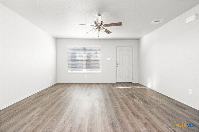 Building Photo - 107 Lost Trl