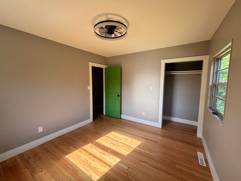 Building Photo - 2514 E 5th St