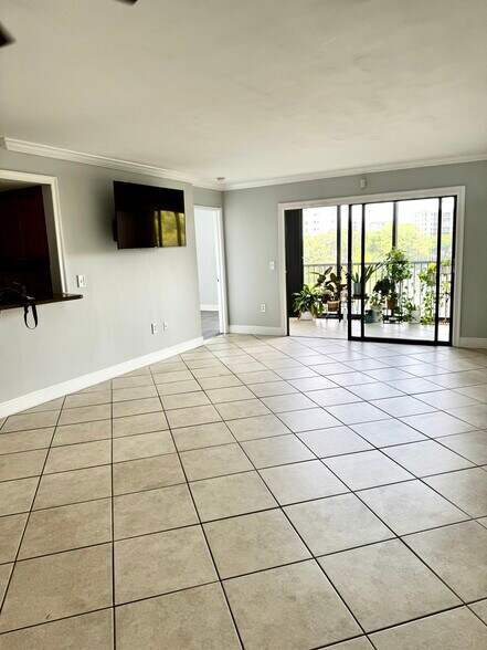 living room - 2334 S Cypress Bend Dr