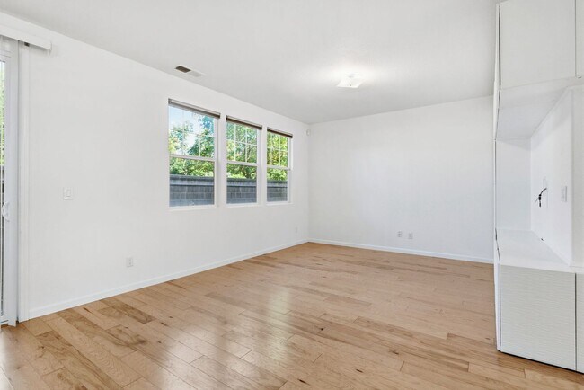 Building Photo - Impeccable 3 bedroom house in Davis Mace Ranch